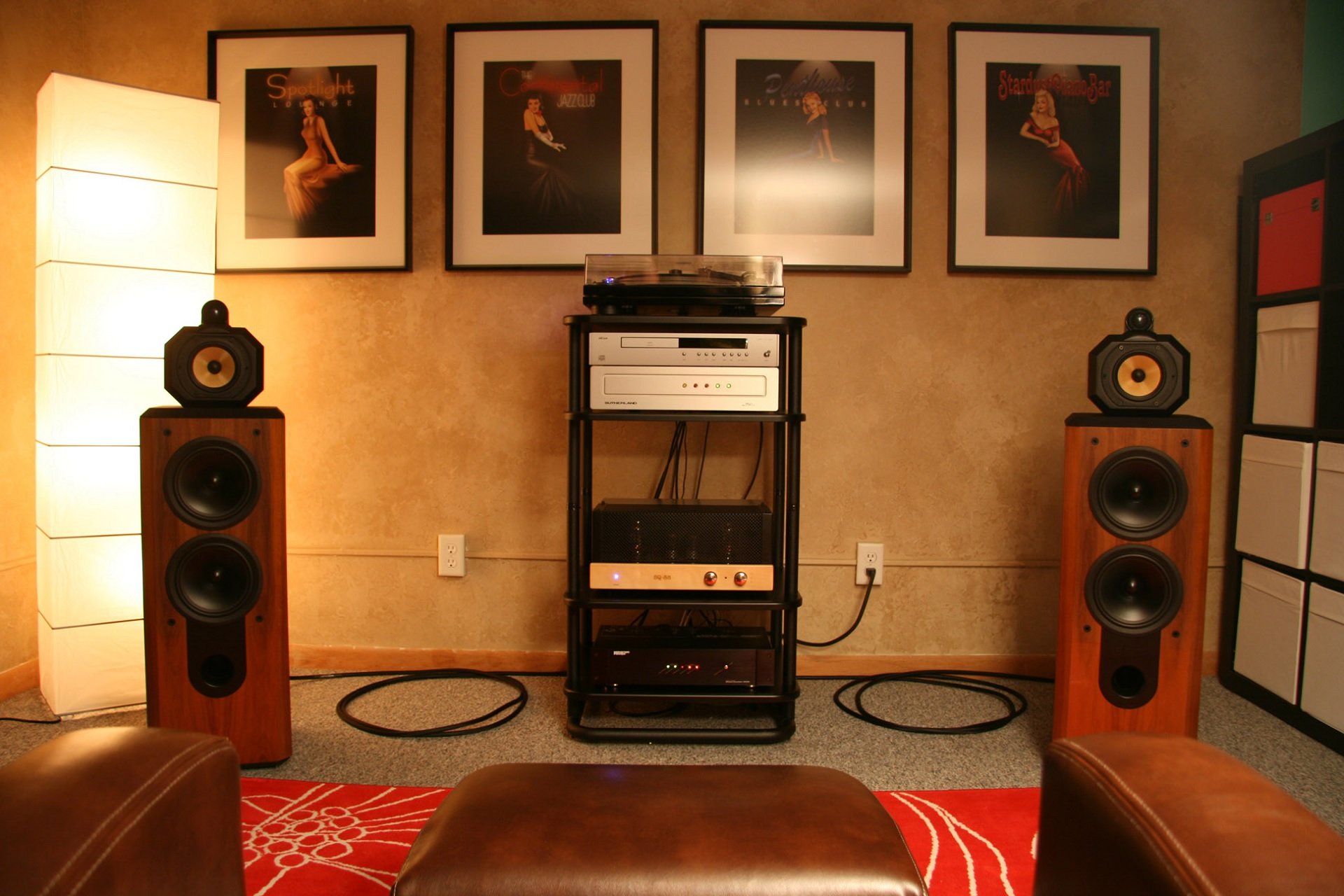 Die früheren Matrix-Modelle von Bowers & Wilkins gehören zu den absoluten Klassikern. Vor allem die Mk-3-Modelle (hier die 802 Mk-3) überzeugen auch nach heutigen Massstäben noch im Klang.
